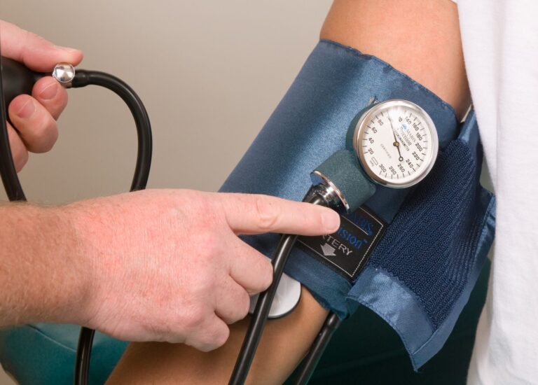 how to control blood pressure naturally